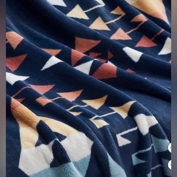 Pendleton “Big Thunder” Soft Throw Blanket - Picture 3 of 6